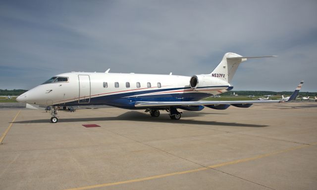 Bombardier Challenger 300 (N537FX)