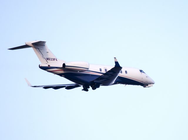 Bombardier Challenger 300 (N523FX)