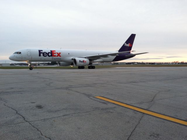 Boeing 757-200 (N979FD)