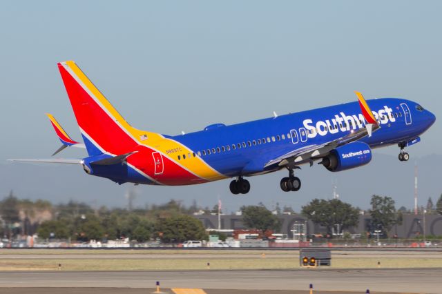 Boeing 737-800 (N8697C)