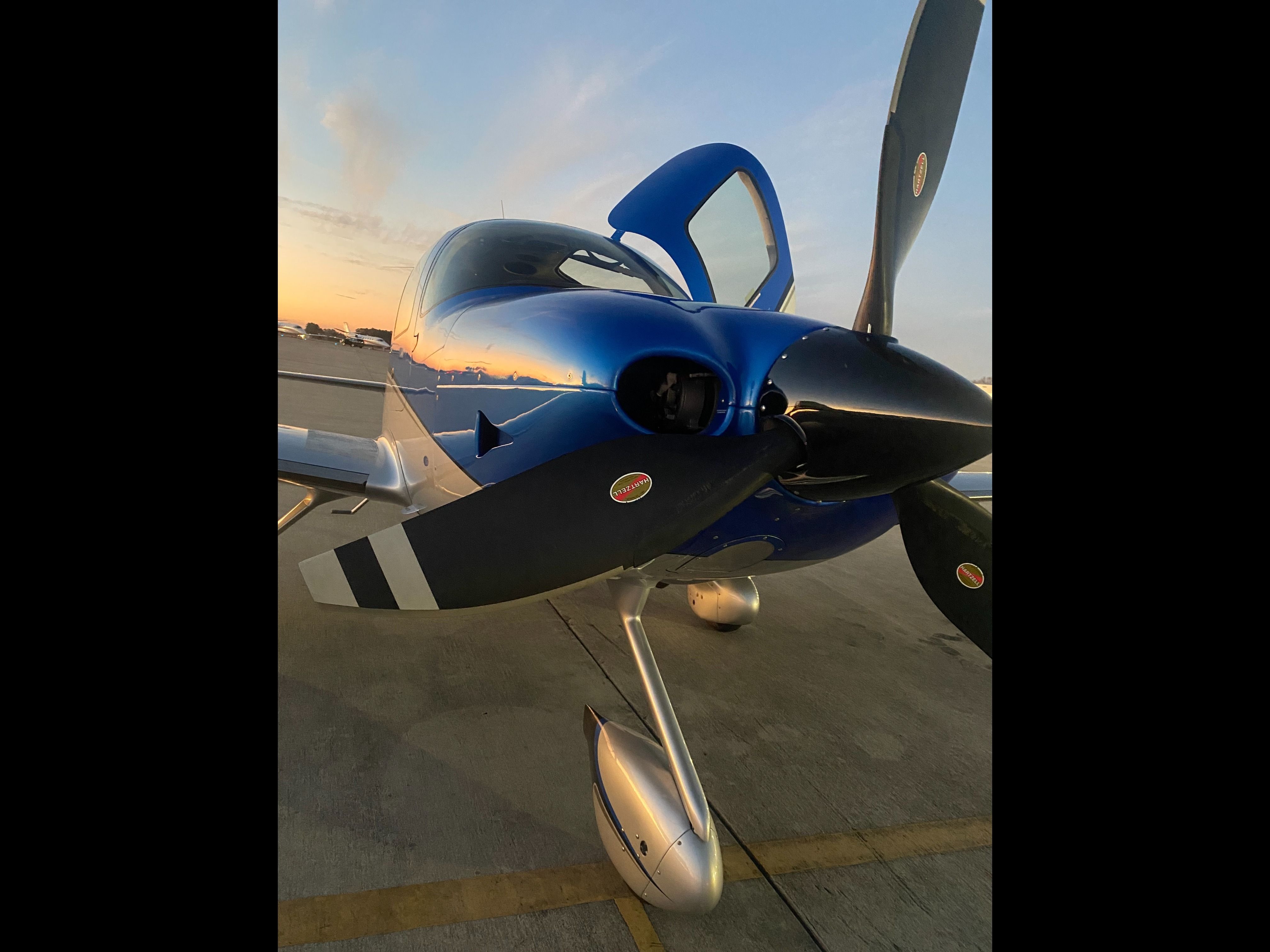 Cirrus SR-22 (N6BZ)