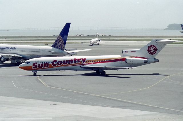 BOEING 727-200 (N290SC) - KSFO - Boeing 727 arriving at the gates at SFO -