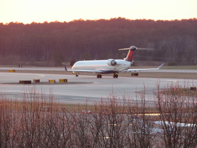 Canadair Regional Jet CRJ-900 (N187GJ) - A Delta Connection (GoJet) Bombardier CRJ-900 landing at Raleigh-Durham Intl. Airport. This was taken from the observation deck on January 18, 2016 at 5:22 PM. This is flight 6229 from TPA.