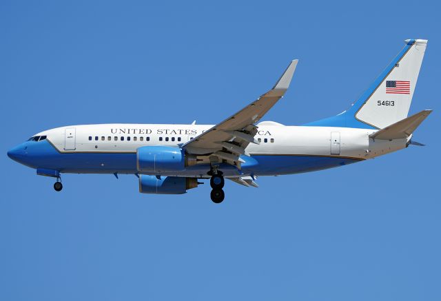 Boeing 737-700 (05-4613)