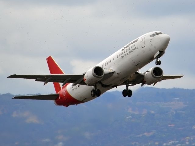 BOEING 737-400 (VH-TJU) - Getting airborne off runway 23. Tues 27th December 2011.