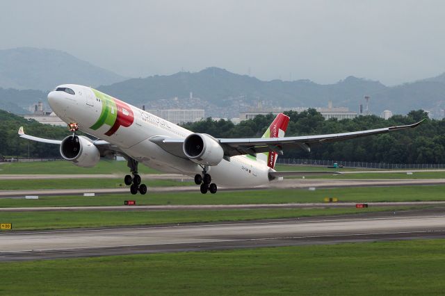 Airbus A330-300 (CS-TUM)