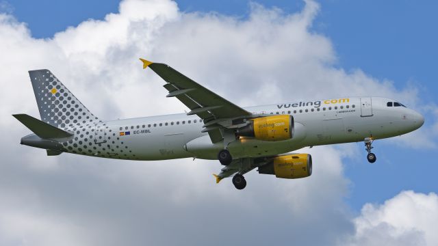 Airbus A320 (EC-MBL)