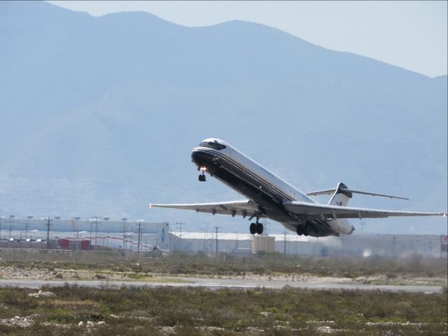 McDonnell Douglas MD-82 (XA-UTX) - Taking off, once again...