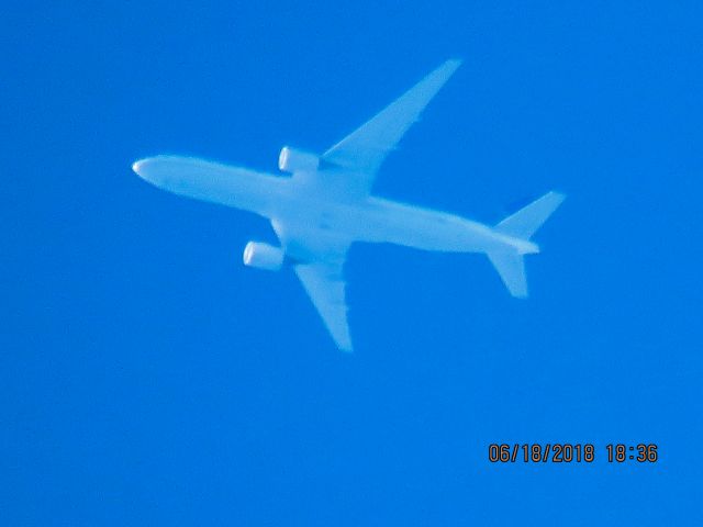 Boeing 777-200 (N214UA)