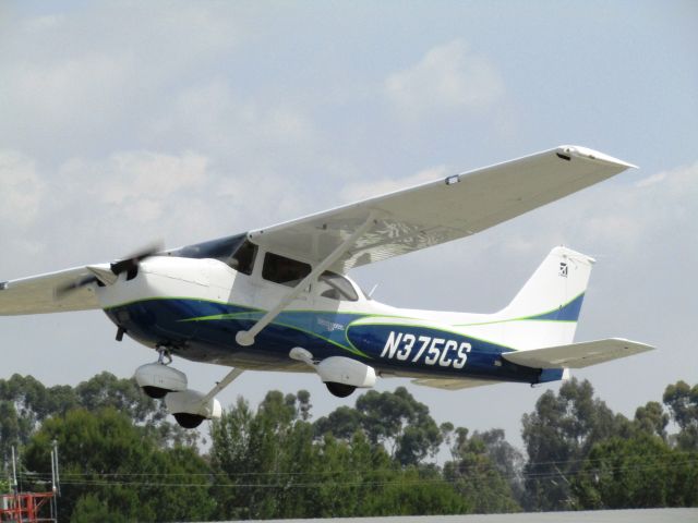 Cessna Skyhawk (N375CS) - Cessna Skyhawk selling plane rides during Fullerton Airport Day 5.13.2017