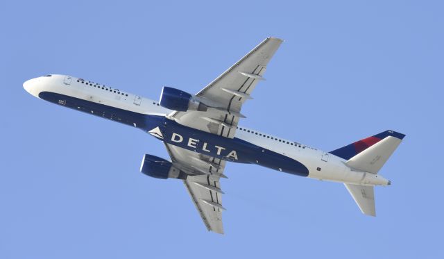 Boeing 777-200 (N662DN) - Departing LAX on 25L