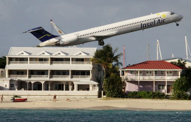 McDonnell Douglas MD-83 (PJ-MDE)