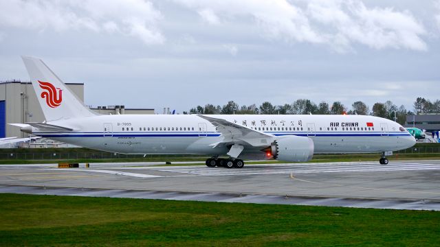 Boeing 787-9 Dreamliner (B-7899) - BOE53 taxis onto Rwy 16R for a RTO check on 10/16/16. (ln 487 / cn 34311).