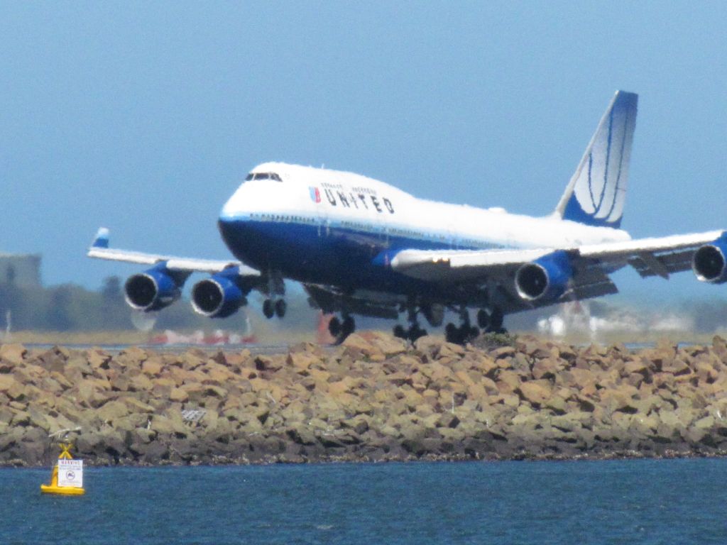 BOEING 767-300 (N122UA) - flying into sydney