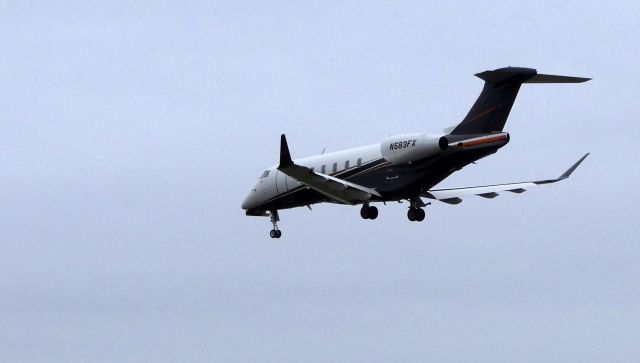 Canadair Challenger 350 (N583FX) - On final is this 2017 Bombardier Challenger 350 in the Autumn of 2018.