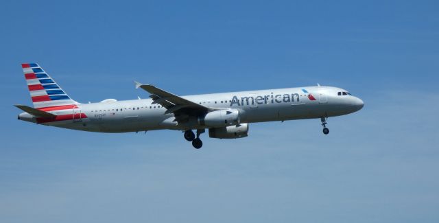 Airbus A321 (N509AY) - On short final is this 2009 American Airlines Airbus 321-231 in the Summer of 2022.