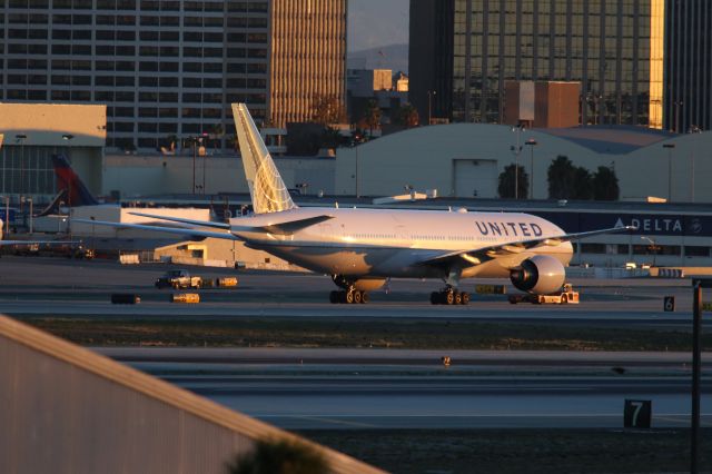 Boeing 777-200 (N795UA)