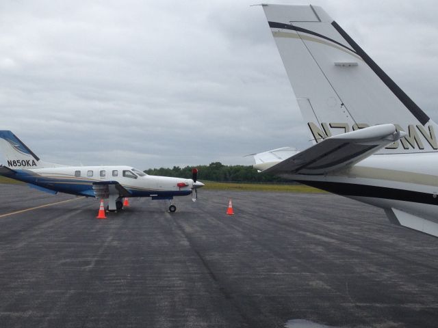 Socata TBM-700 (N700MV) - Alongside N850KD.