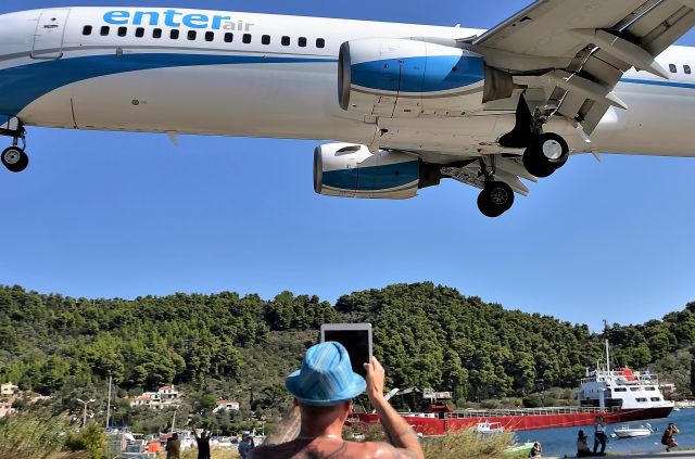 Boeing 737-700 (SP-ENG) - nice hat !