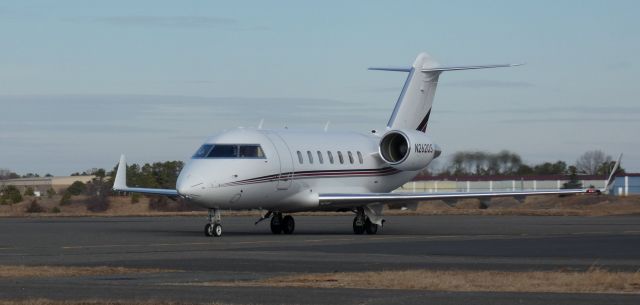Canadair Challenger (N262QS) - Taxiing to parking is this 2023 Bombardier Challenger 650 in the Autumn of 2024.
