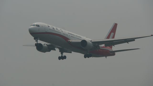 BOEING 767-300 (B-2500) - B-2500 is approaching 36R through the haze in Beijing