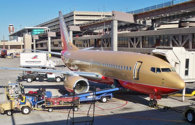 Boeing 737-700 (N792SW) - WN 737-7H4 N792SW sporting the classic retro livery at PHX on April 21, 2011.