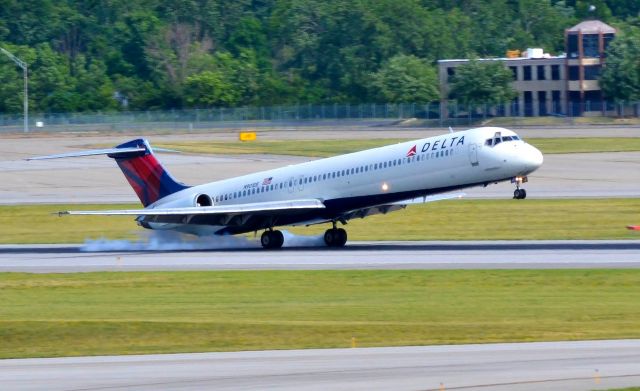 McDonnell Douglas MD-88 (N901DE)