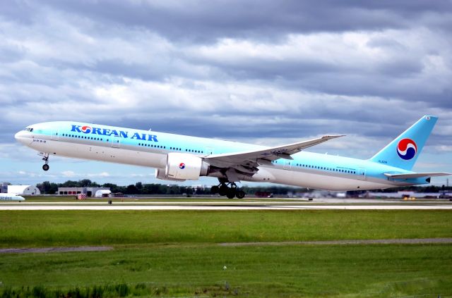 BOEING 777-300 (HL8218)