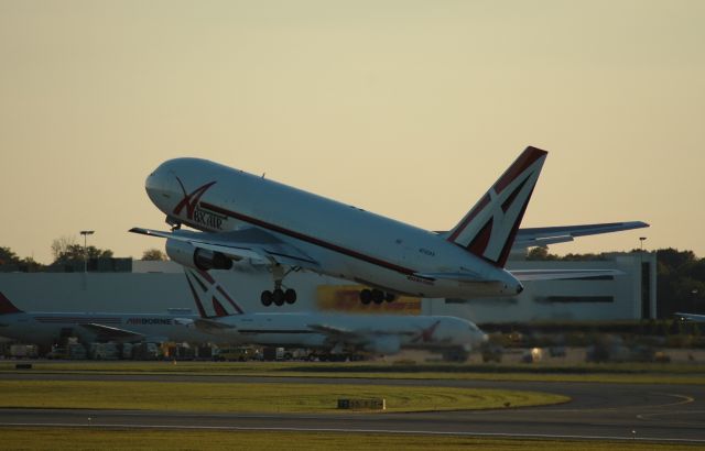 BOEING 767-200 (N742AX)