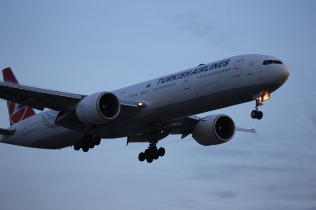 BOEING 777-300ER (TC-JJT)