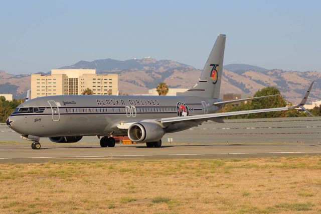 Boeing 737-800 (N569AS)