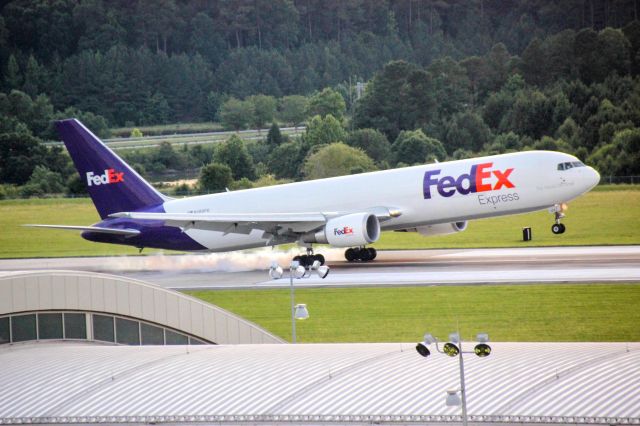 BOEING 767-300 (N189FE)