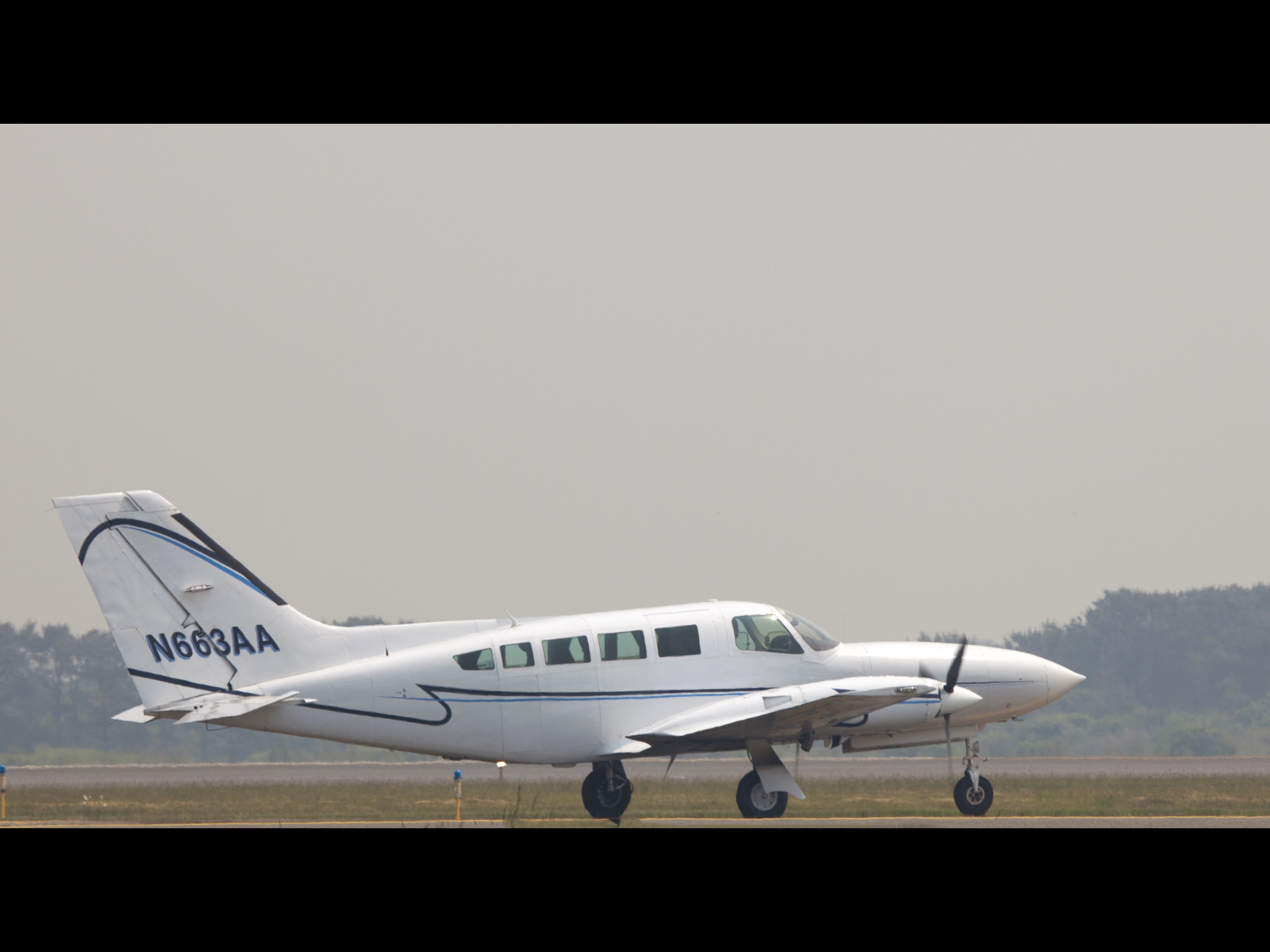 Cessna 402 (N663AA)