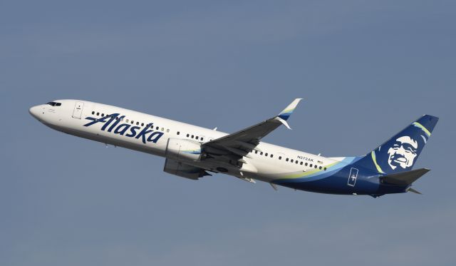 Boeing 737-900 (N272AK) - Departing LAX