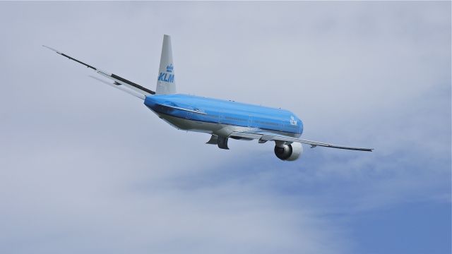 BOEING 777-300 (PH-BVI) - KLM7462 gives a goodbye wave with a right pitch on 7/19/12.