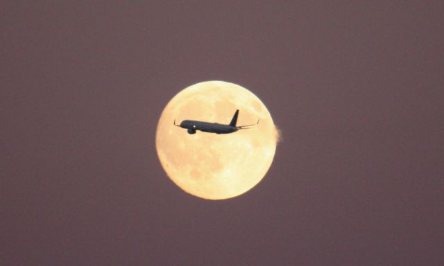 BOEING 757-300 (N75851) - United B757-300 (N75851) departs BOS flies past the moon heading to Chicago (KORD).