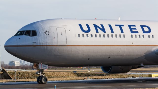 BOEING 767-300 (N662UA)