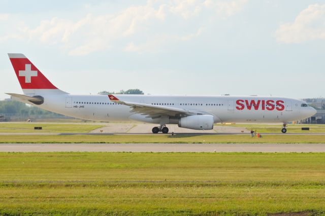 Airbus A330-300 (HB-JHE) - Swiss A330 taxiing at YUL.