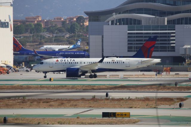 Airbus A220-100 (N123DQ)
