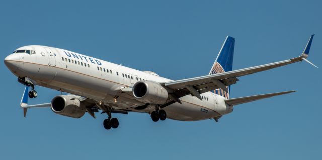 Boeing 737-900 (N37470) - United Airlines Boeing 737-924ER arriving from Fort Lauderdale landing on runway 29 at Newark on 9/6/21.