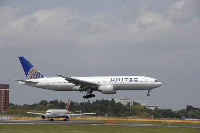 Boeing 777-200 (N78009) - Landing at Narita Intl Airport 16R on 2011/5/4