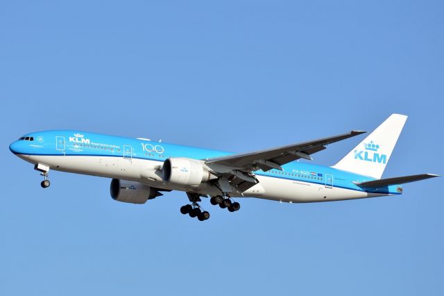 Boeing 777 (PH-BQD) - KLM 617 Heavy from Amsterdam 