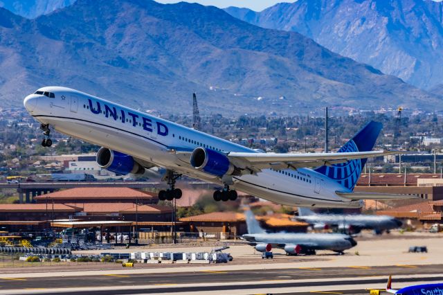 BOEING 767-400 (N76065) - A United Airlines 767-400 taking off from PHX on 2/24/23. Taken with a Canon R7 and Canon EF 100-400 ii lens.