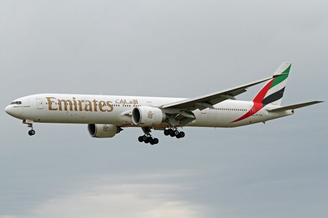 BOEING 777-300 (A6-ECD)