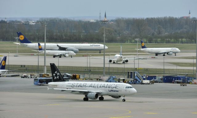 Airbus A320 (D-AIPC) - Crowdy time in Munich, with Lufthansa Airbus A320-222 D-AIPC