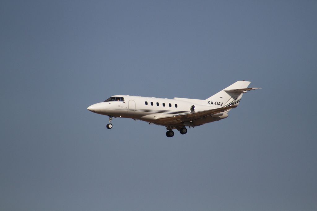 Hawker 800 (XA-AOV) - FINAL APPROACH 27 MMTJ