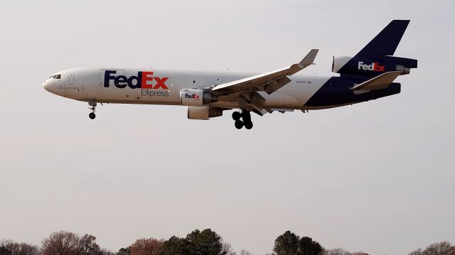 Boeing MD-11 (N523FE) - "David" on final to 18R.