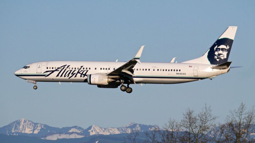 Boeing 737-900 (N442AS) - ASA643 from DEN on final to SEA Rwy 34L on 3.18.19. (B737-990(ER)(WL) / ln 4700 / cn 43293).