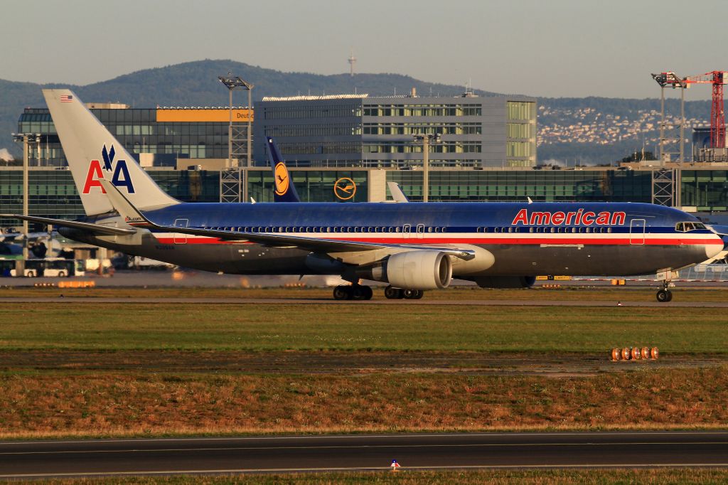 BOEING 767-300 (N399AN) - morning sun