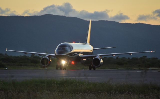 Airbus A320 (LY-COM)